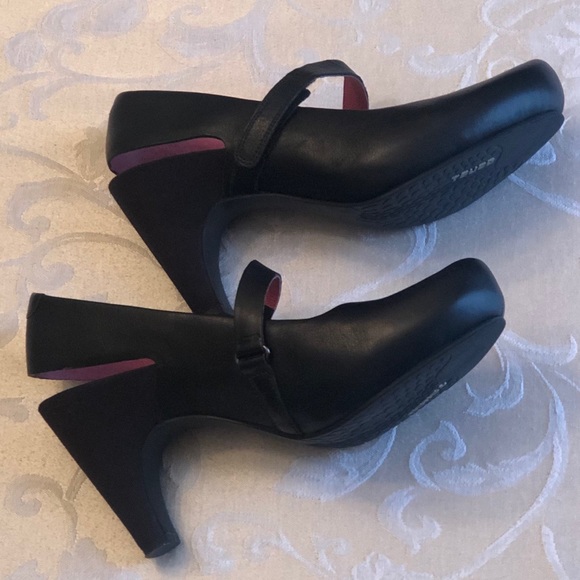 Mint condition Tsubo heels. 8.5. - Picture 2 of 8